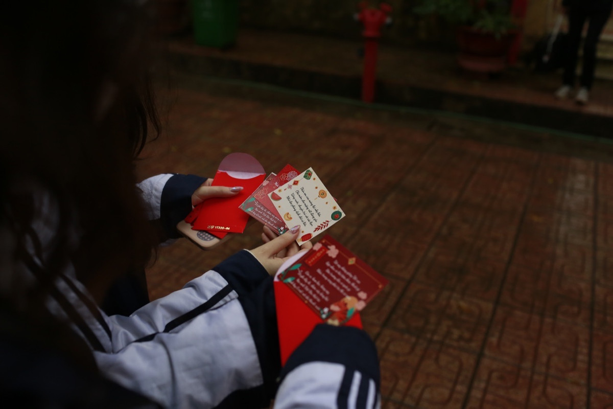 Bên trong bao lì xì là bài thơ phòng chống dịch COVID-19 được các bạn biên tập lại theo bài “Bánh trôi nước” của nhà thơ Hồ Xuân Hương.