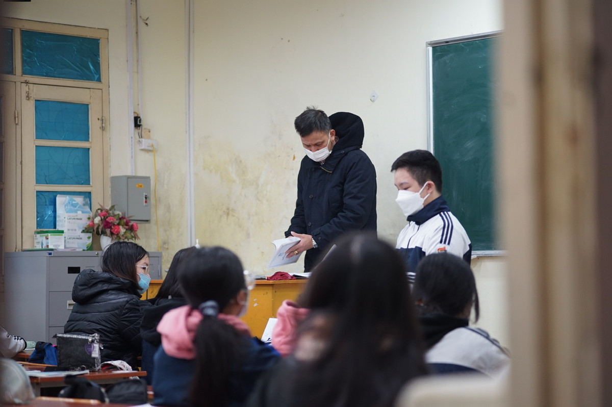 Sáng nay các bạn cũng được học tiết học trực tiếp đầu tiên. Theo ghi nhận của PV Báo Tri thức và Cuộc sống, thầy và trò đều đeo khẩu trang trong quá trình học tập và giảng dạy.