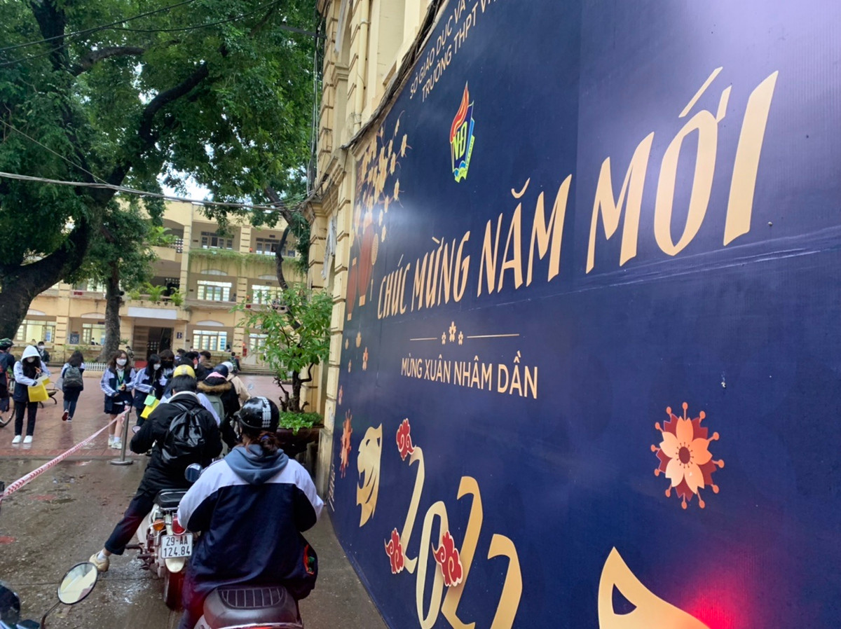 Trong ngày hôm nay, học sinh Thành phố Hà Nội đều chính thức đi học trực tiếp. Riêng học sinh từ 12 tuổi trở xuống trong nội thành vẫn học trực tuyến tại nhà.