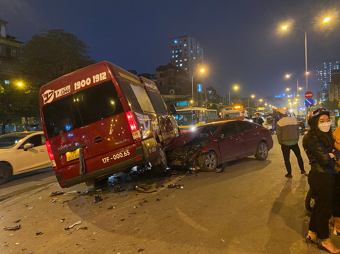 Hien truong vu tai nan kinh hoang ngay giua duong pho Ha Noi-Hinh-2