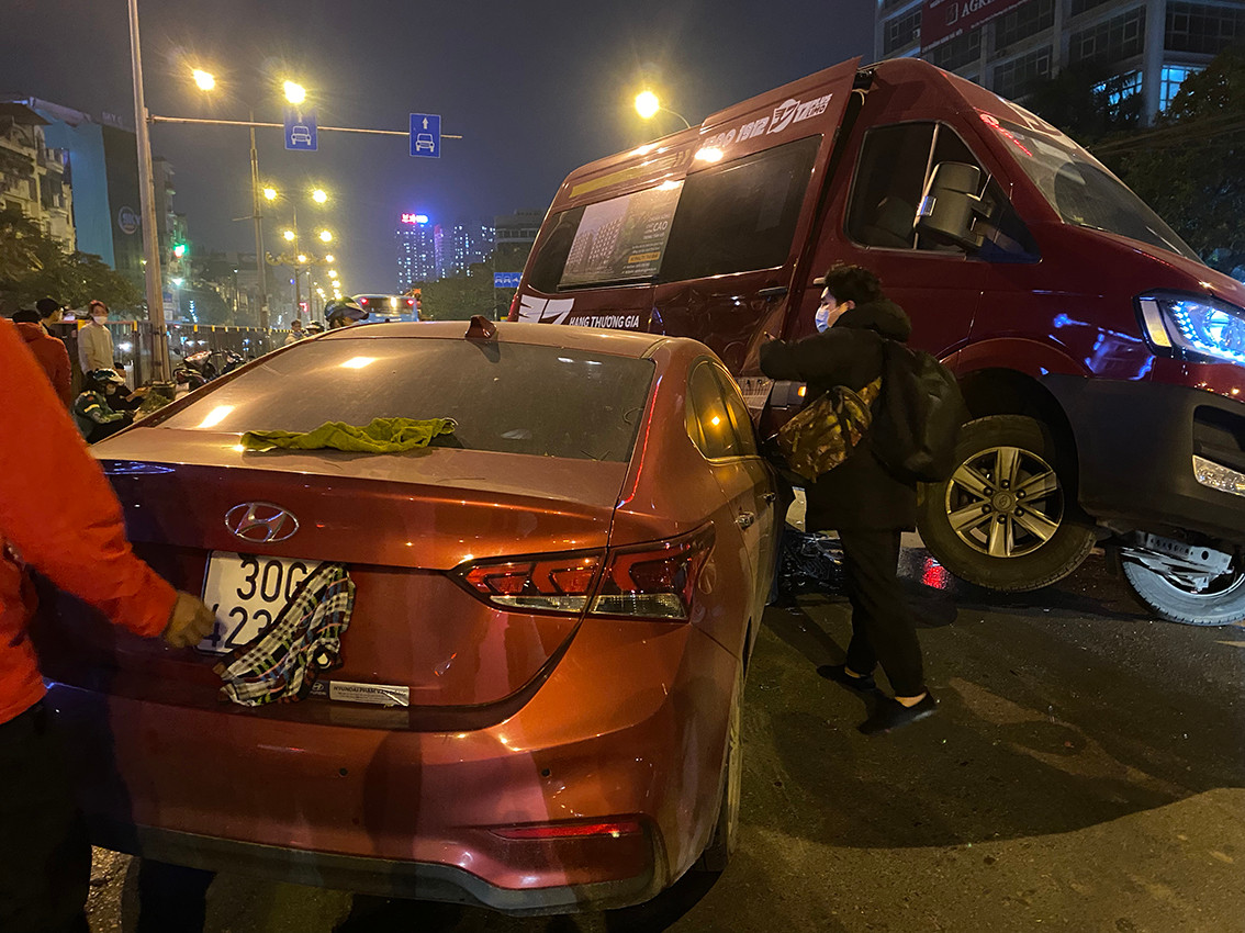 Hien truong vu tai nan kinh hoang ngay giua duong pho Ha Noi-Hinh-8