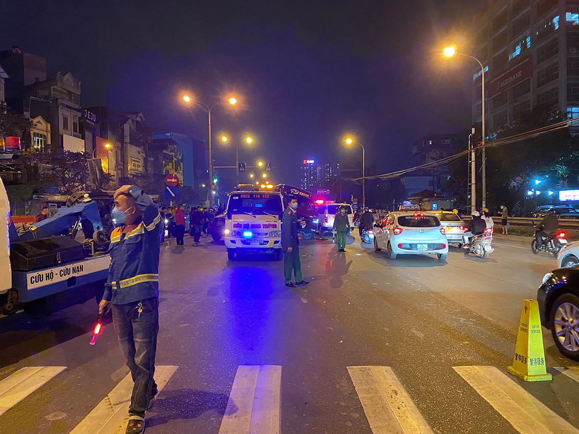 Hien truong vu tai nan kinh hoang ngay giua duong pho Ha Noi-Hinh-10