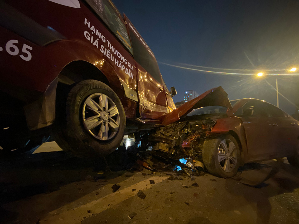 Hien truong vu tai nan kinh hoang ngay giua duong pho Ha Noi-Hinh-5