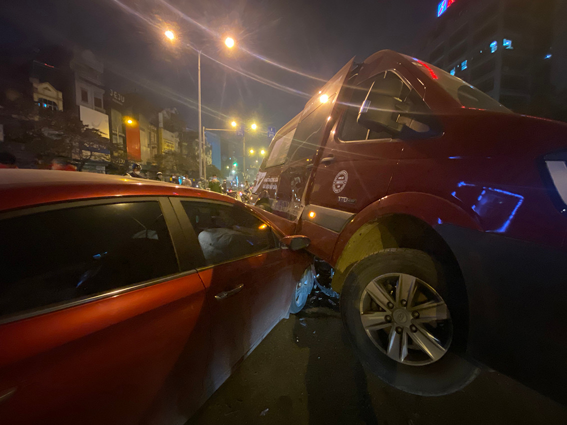 Hien truong vu tai nan kinh hoang ngay giua duong pho Ha Noi-Hinh-7