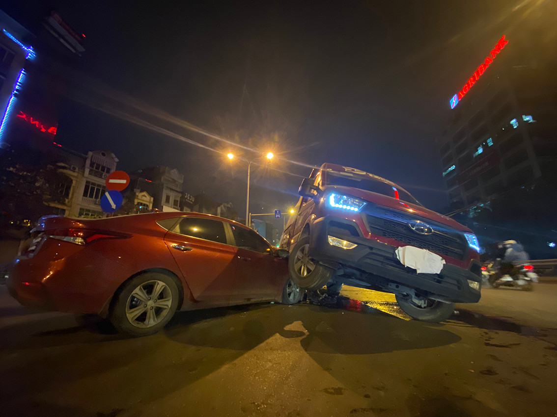 Hien truong vu tai nan kinh hoang ngay giua duong pho Ha Noi-Hinh-6