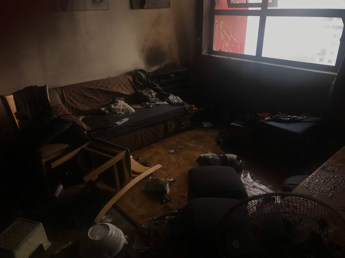 Chay chung cu do cam sac laptop tren sofa ni