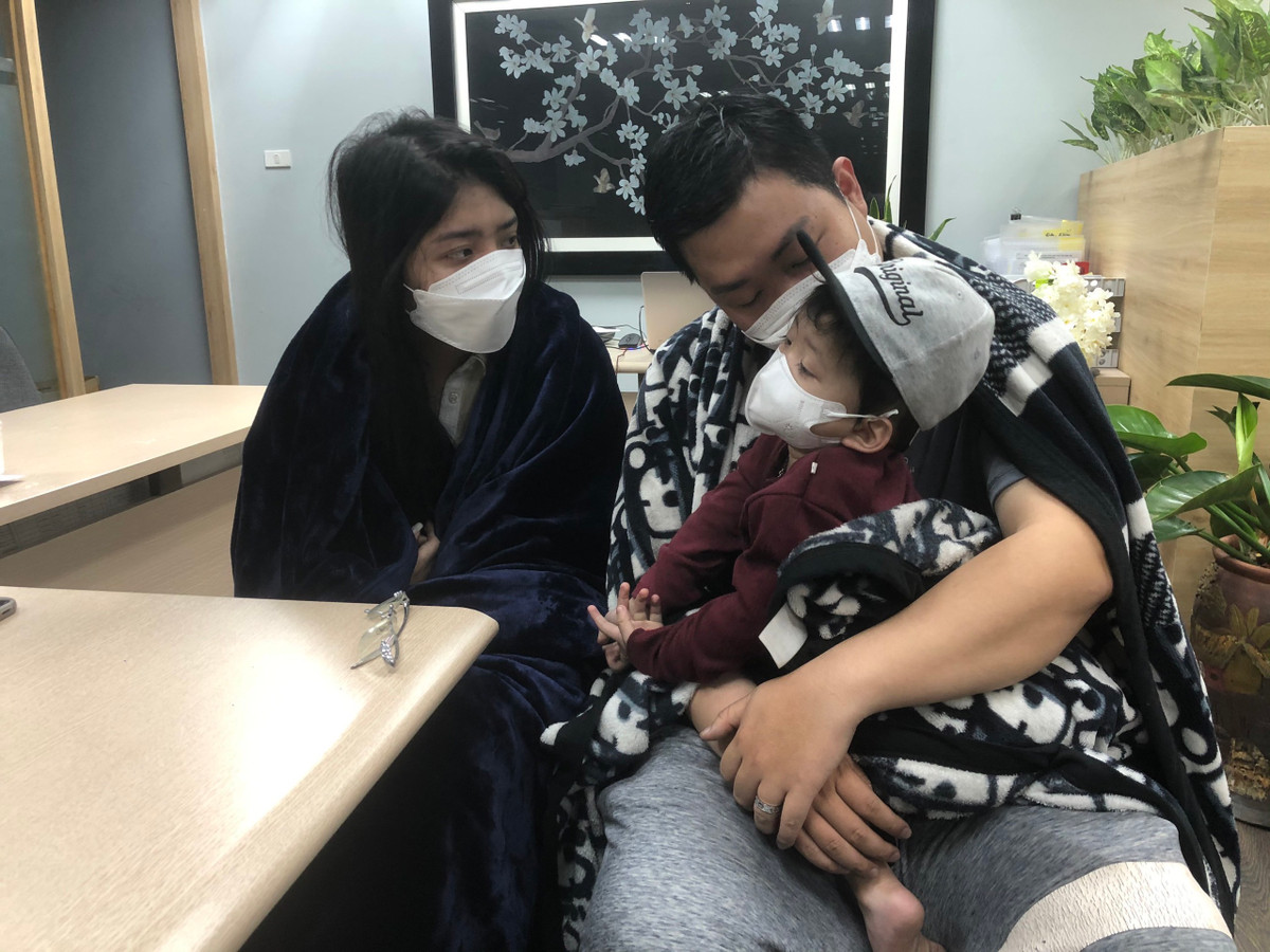 Chay chung cu do cam sac laptop tren sofa ni-Hinh-2