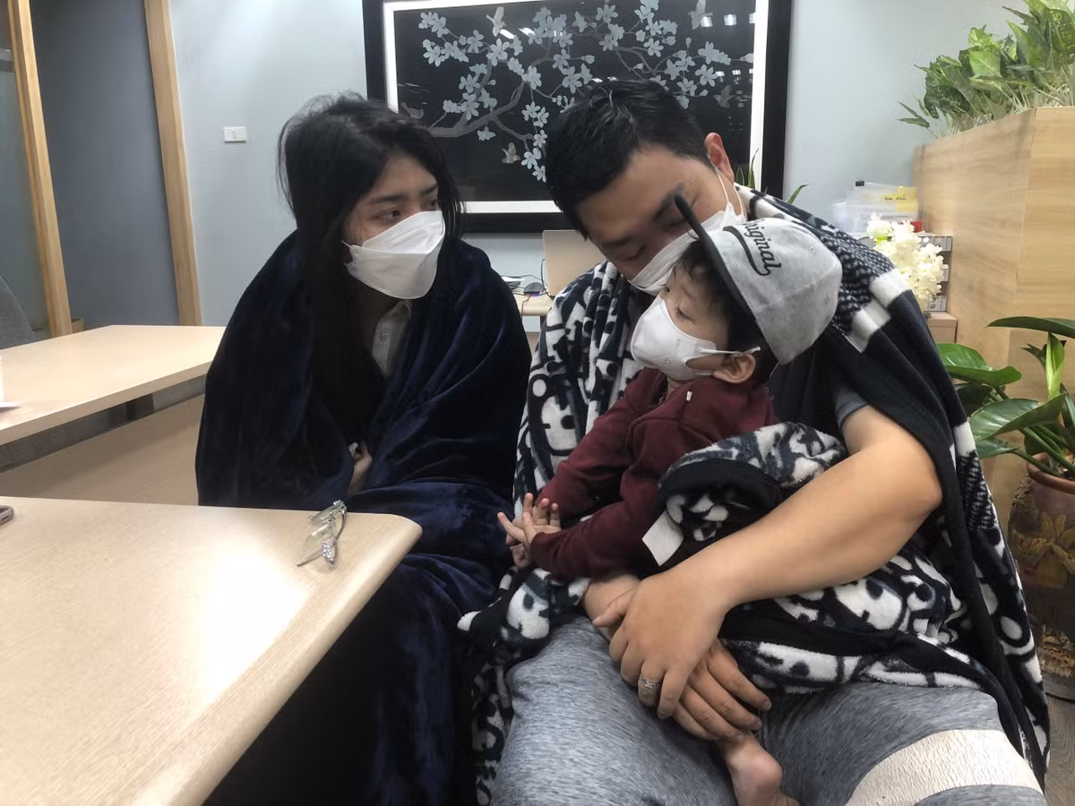 Chay chung cu do cam sac laptop tren sofa ni-Hinh-2