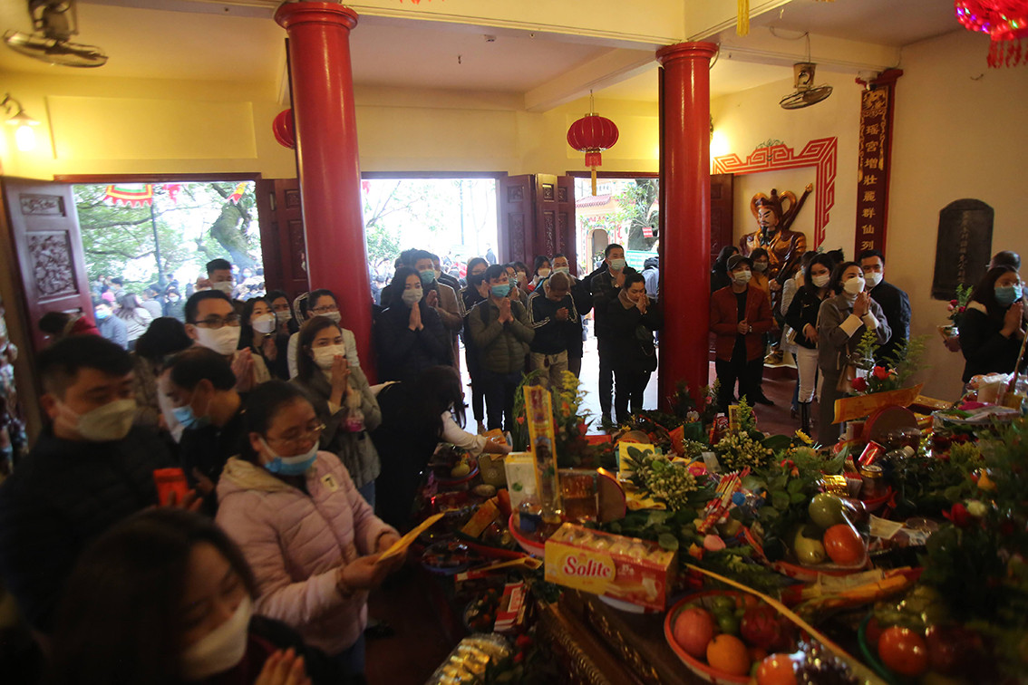 Bên trong Phủ tuy không đông như mọi dịp Rằm tháng Giêng đầu năm nhưng nhưng cũng có tình trạng không giữ khoảng cách.