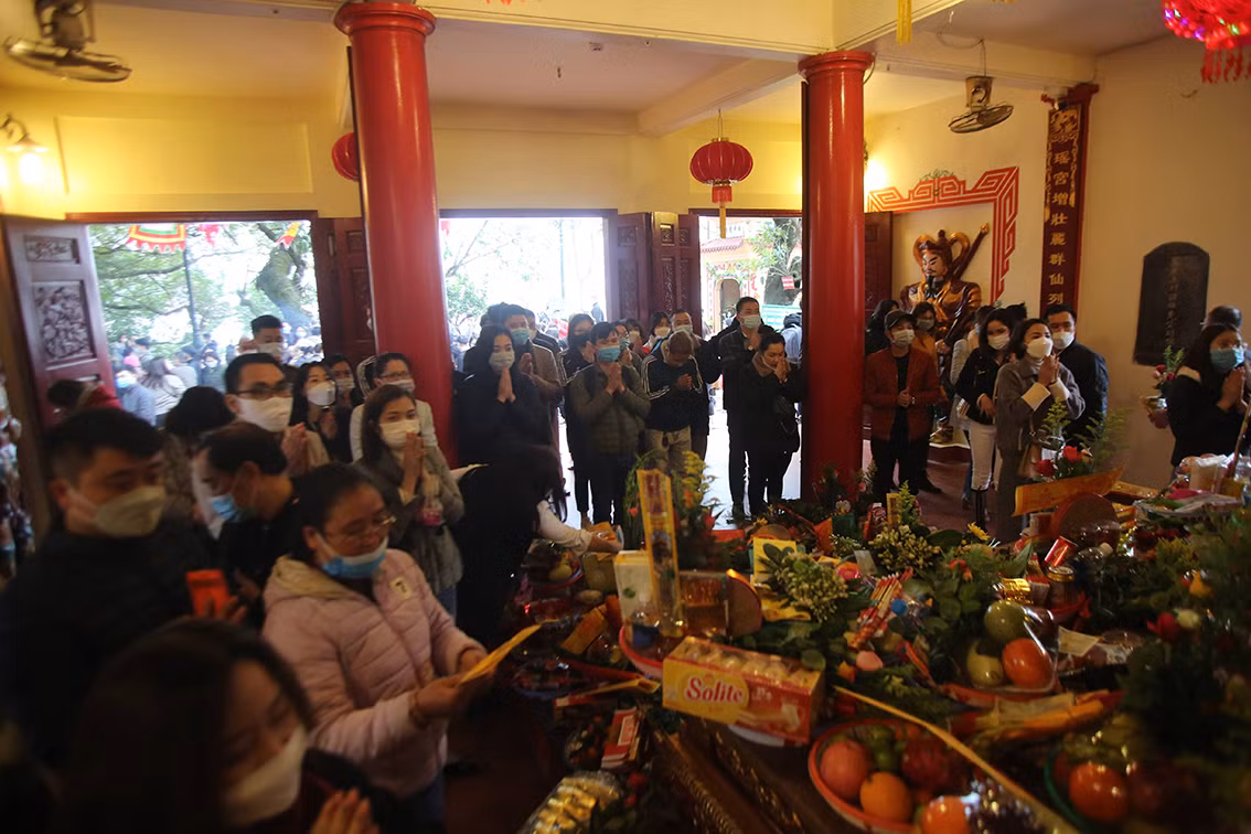 Bên trong Phủ tuy không đông như mọi dịp Rằm tháng Giêng đầu năm nhưng nhưng cũng có tình trạng không giữ khoảng cách.