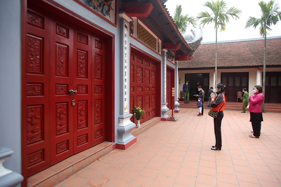 Nhiều người đã đứng ở các cửa Phủ để vái vọng vào trong.