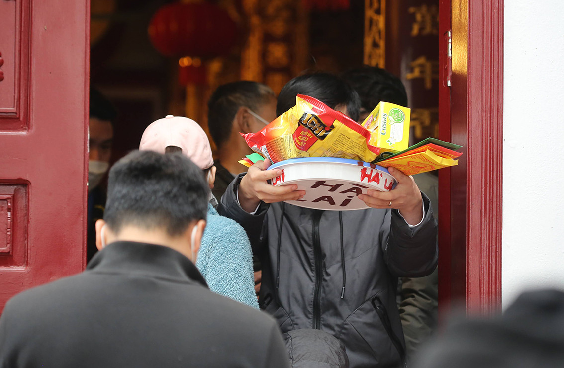 Phủ Tây Hồ đã bố trí người hướng dẫn người dân vào dâng lễ trong Phủ thực hiện nghiêm quy định trong phòng chống dịch COVID-19.