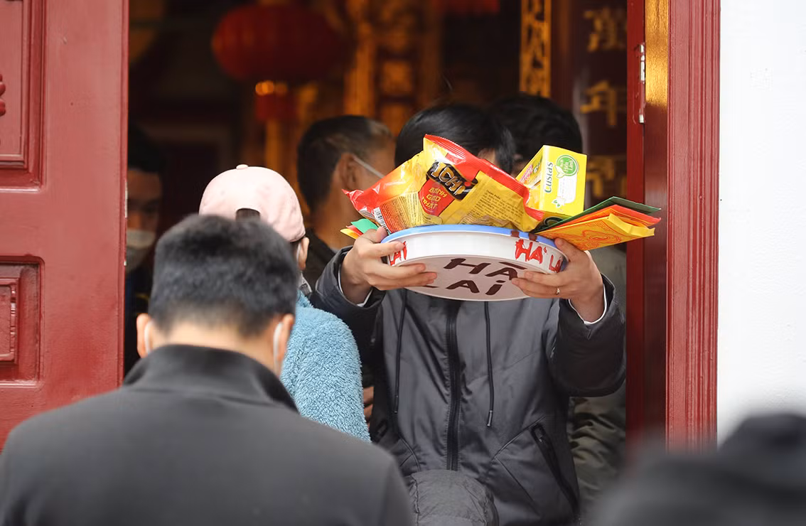 Phủ Tây Hồ đã bố trí người hướng dẫn người dân vào dâng lễ trong Phủ thực hiện nghiêm quy định trong phòng chống dịch COVID-19.