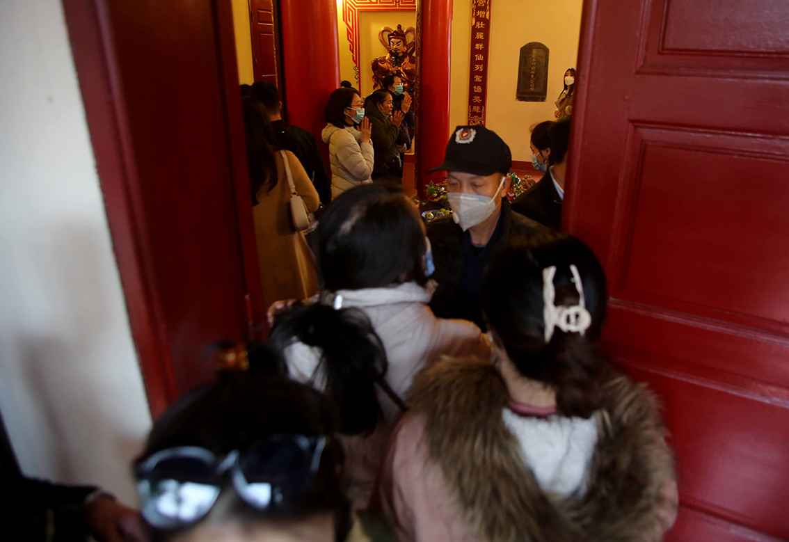 Những người muốn vào Phủ dâng lễ phải chia thành từng nhóm, chờ nhóm bên trong ra thì ở bên ngoài mới được vào.