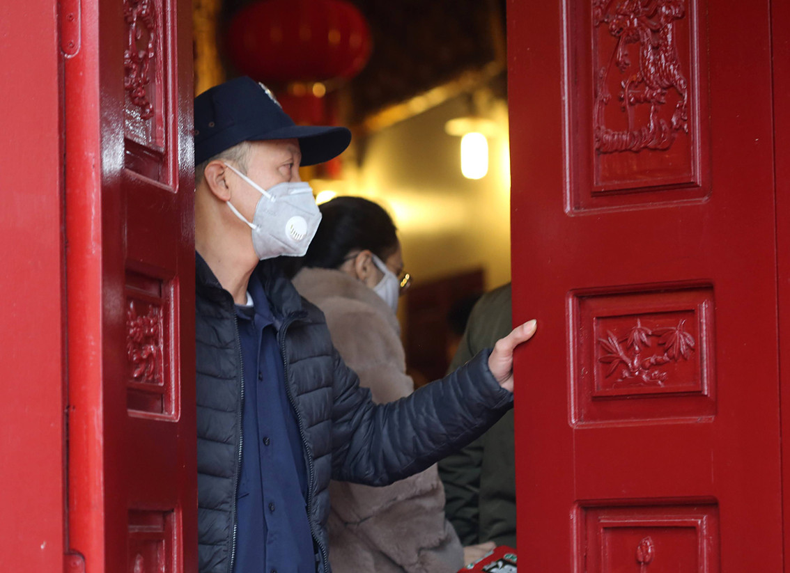 Khi đủ số lượng người, Phủ Tây Hồ sẽ tạm đóng cửa để giới hạn người vào dâng lễ.