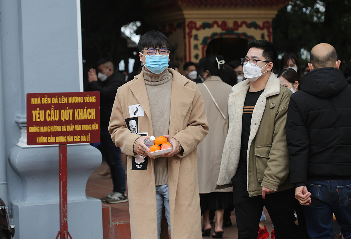 Do thời tiết thuận lợi nên ngay từ sáng sớm lượng người đổ về Phủ đã tăng mạnh so với những ngày trước đó.