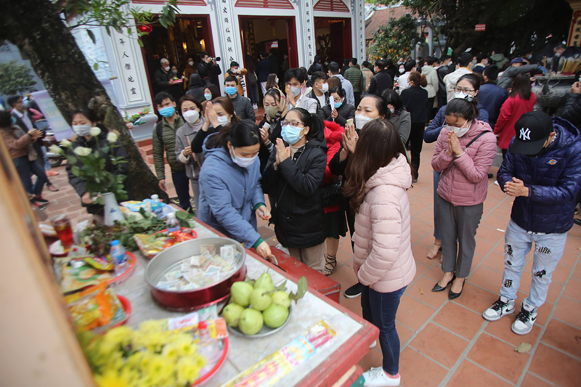 Khach do ve dong, Phu Tay Ho gioi han nguoi dan vao dang le