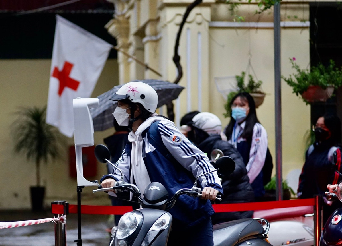 Vua di hoc lop co F0, hoc sinh co tiep tuc hoc truc tiep?