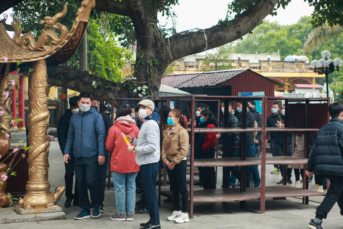 Người dân đi lễ, đền Bà Chúa Kho đón nghìn khách mỗi ngày Nguoi dan di le, den Ba Chua Kho don nghin khach moi ngay