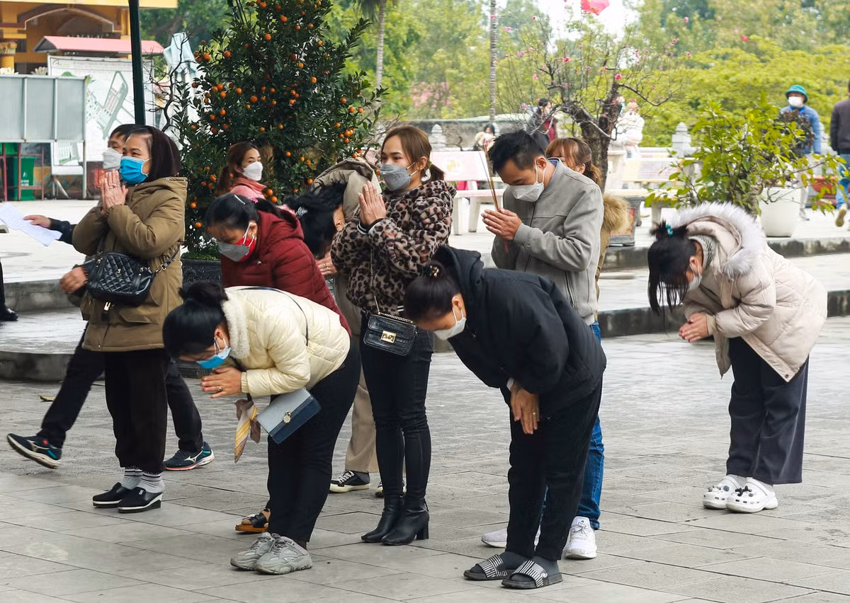 Theo ghi nhận của PV báo Tri thức và Cuộc sống, Đền Bà Chúa Kho không còn cảnh chen lấn như mọi năm, người dân thoải mái khi dâng lễ.