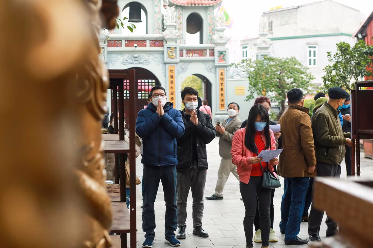 Người dân tới làm lễ được yêu cầu thực hiện nghiêm quy định 5K, đeo khẩu trang suốt quá trình dâng lễ.