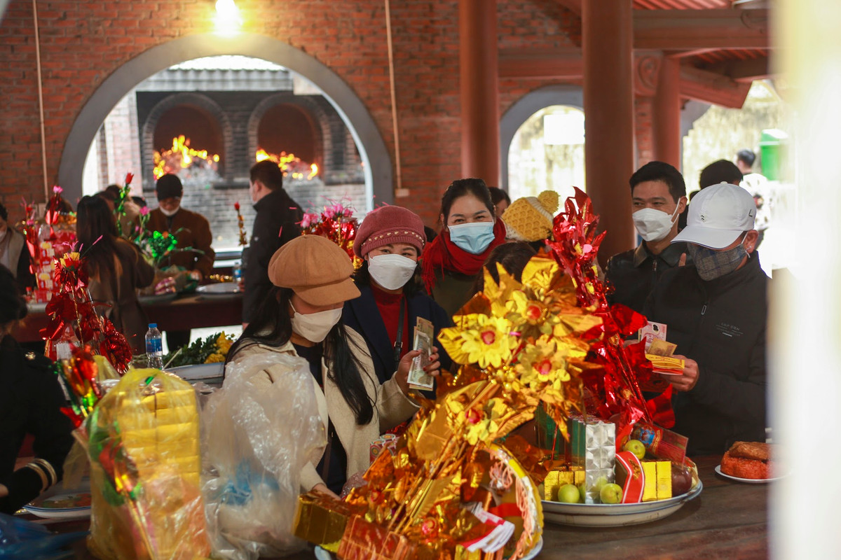 Đại diện Ban Quản lý Đền Bà Chúa Kho cho biết, lượng người đến làm lễ đã đông dần.