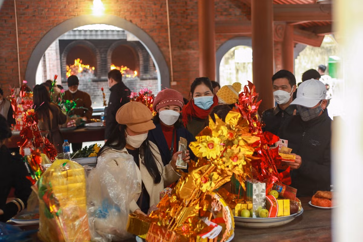 Đại diện Ban Quản lý Đền Bà Chúa Kho cho biết, lượng người đến làm lễ đã đông dần.