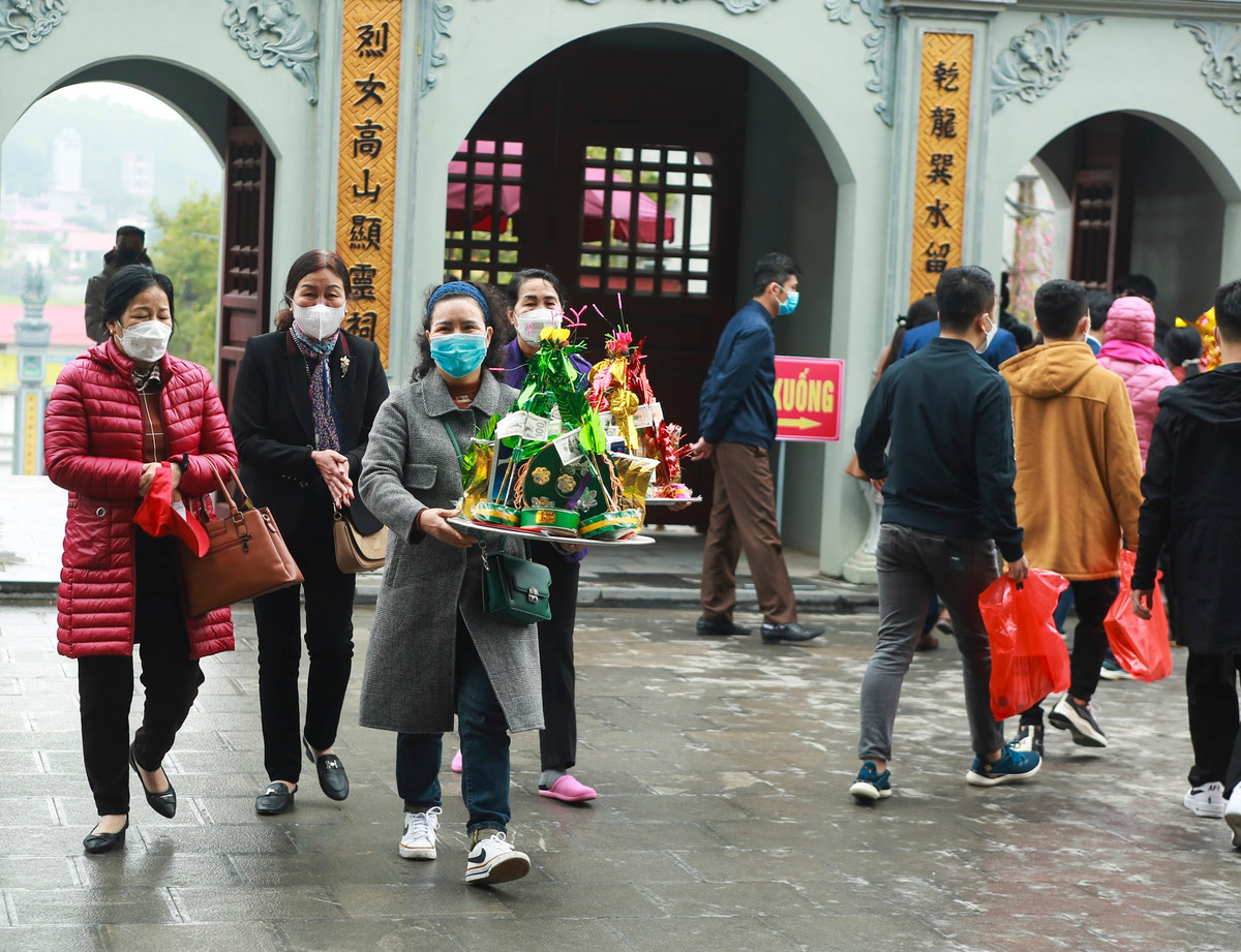 Ban Quản lý Đền Bà Chúa Kho cho biết thêm đã bố trí người hướng dẫn du khách chia thành nhiều nhóm, lớp để di chuyển vào Đền dâng lễ.