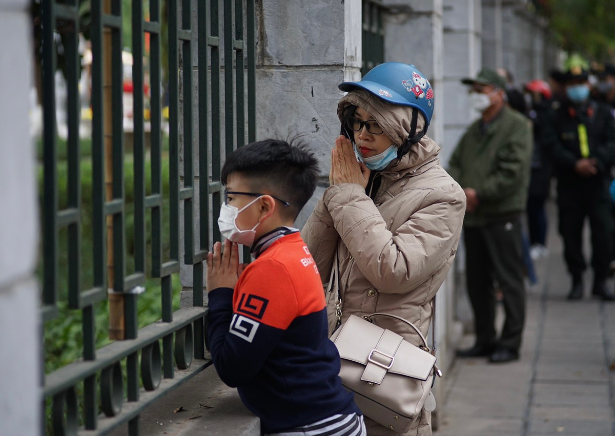 Theo thông báo của Ban Tổ chức, từ 11h ngày 5/1 (âm lịch) người dân sẽ được vào dâng hương trong Gò. Trước đó nhiều người đã đứng vái vọng từ bên ngoài khi trong đền đang làm lễ.