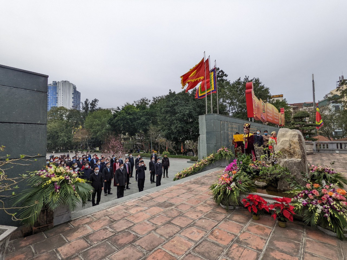 Đúng 9h sáng, lãnh đạo Thành phố Hà Nội đã tới làm lễ dâng hương tại tượng đài vua Quang Trung.