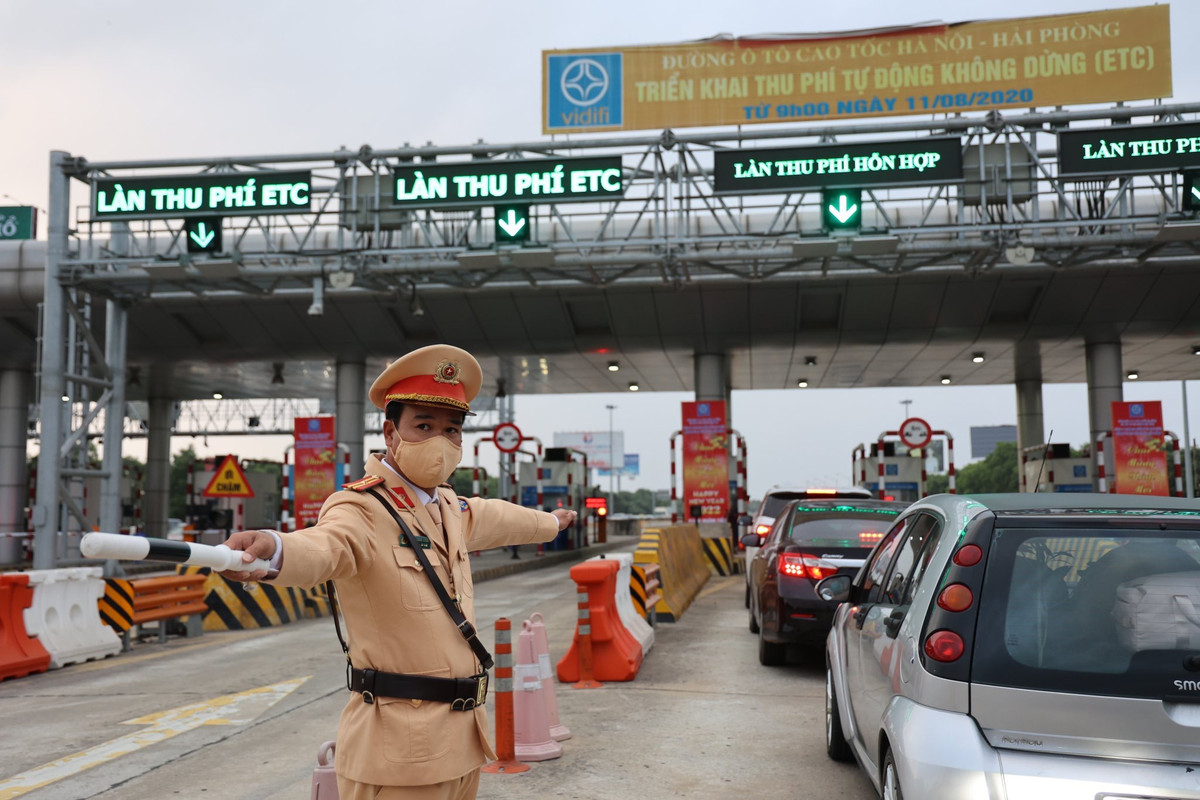 Tai xe sap thoat canh “khoc rong” khi bi phat nguoi