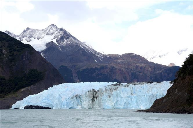 Sông băng Spegazzini nằm ở khu vực biên giới giữa Argentina và Chile, được coi là một trong những sông băng quan trọng nhất ở Công viên Quốc gia Los Glaciares. Sông băng này cao được cho là lớn nhất ở khu vực này với diện tích khoảng 130 km vuông và chiều cao lên tới 130 mét. Tuy nhiên, con sông băng này chỉ có thể tiếp cận bằng đường thủy và cũng không thể tới quá gần do liên tục bị sụt lở do sự tình trạng nóng lên của Trái đất.