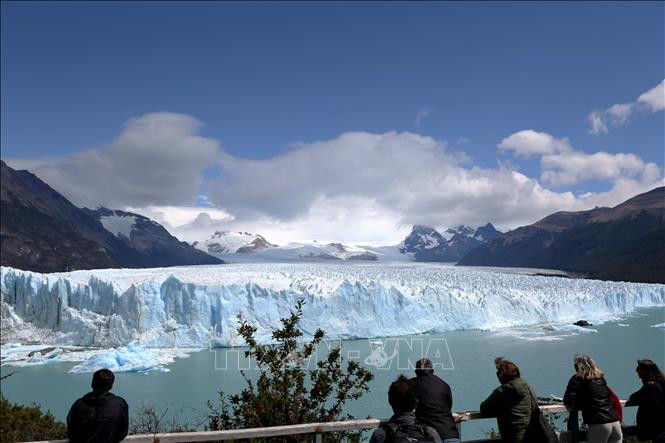Hàng năm sông băng Perito Moreno thu hút hàng triệu lượt khách từ khắp nơi trên thế giới tới thăm không chỉ bởi sự kỳ vĩ mà còn là do nó có thể tiếp cận được một cách khá thuận tiện cả bằng đường thủy và đường bộ.