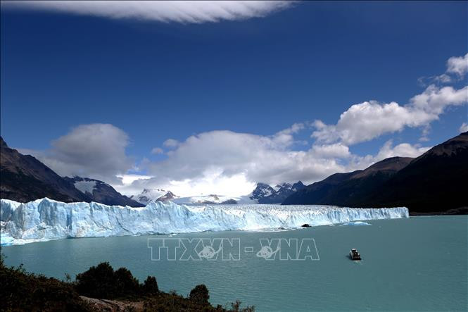 Sông băng Perito Moreno quay mặt về phía bán đảo Magallanes qua một dải nước hẹp và tạo ra một đập băng kỳ vĩ.