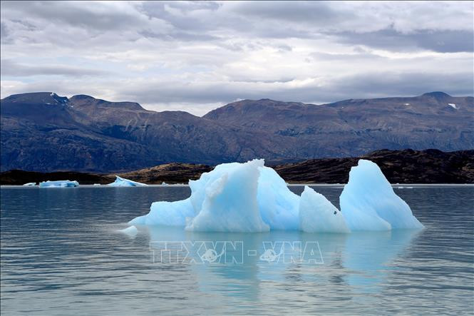 Những tảng băng có màu xanh dương đặc trưng tách ra từ sông băng Upsala, một địa danh nổi tiếng khác ở phía Nam quần thể sông băng của Argentina.