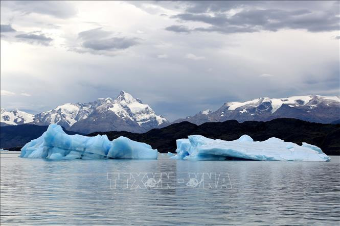 Những tảng băng trôi lững lờ trên trên hồ Argentina cùng với dãy núi Andes luôn phủ trắng tuyết quanh năm ở phía sau khiến du khách phải trầm trồ.
