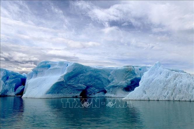 Những tảng băng riêng lẻ trên dòng sông thường tạo ra những đường rỗng ở giữa đế như những cổng vòm, một vẻ đẹp đặc trưng của băng trôi ở vùng hồ Argentino.