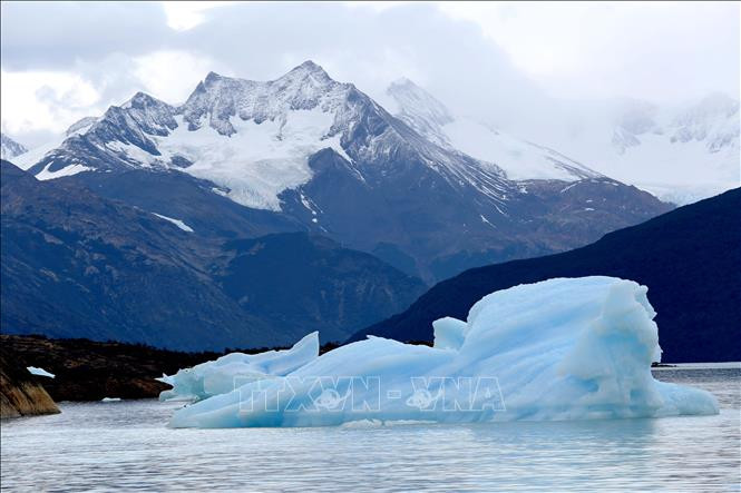 Những vách núi trắng ẩn hiện sắc xanh nổi bật trên nền trời mây trắng, hơi thở lạnh lẽo của băng hòa trong không khí là cảnh đẹp vô cùng ấn tượng của sông băng Perito Moreno.