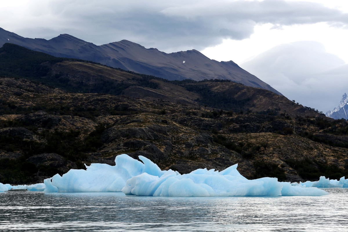 Những tảng băng có màu xanh dương đặc trưng tách ra từ sông băng Upsala, một địa danh nổi tiếng khác ở phía Nam quần thể sông băng của Argentina.