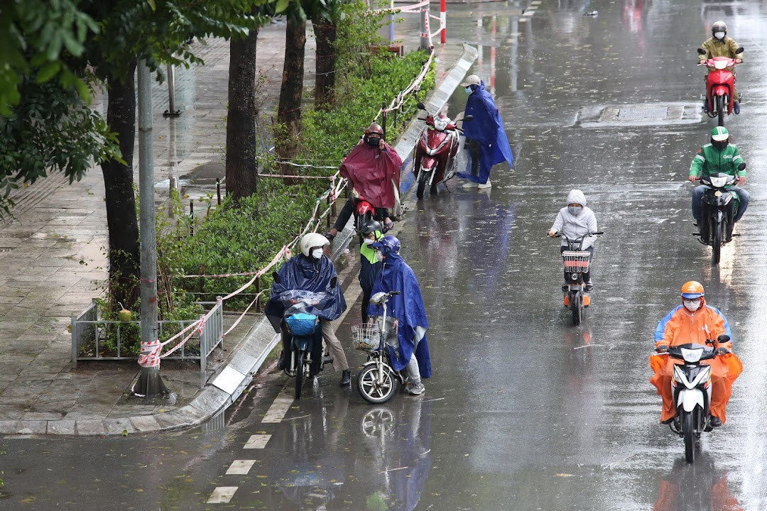 Mưa rét khiến việc tham gia giao thông của người dân gặp nhiều khó khăn.