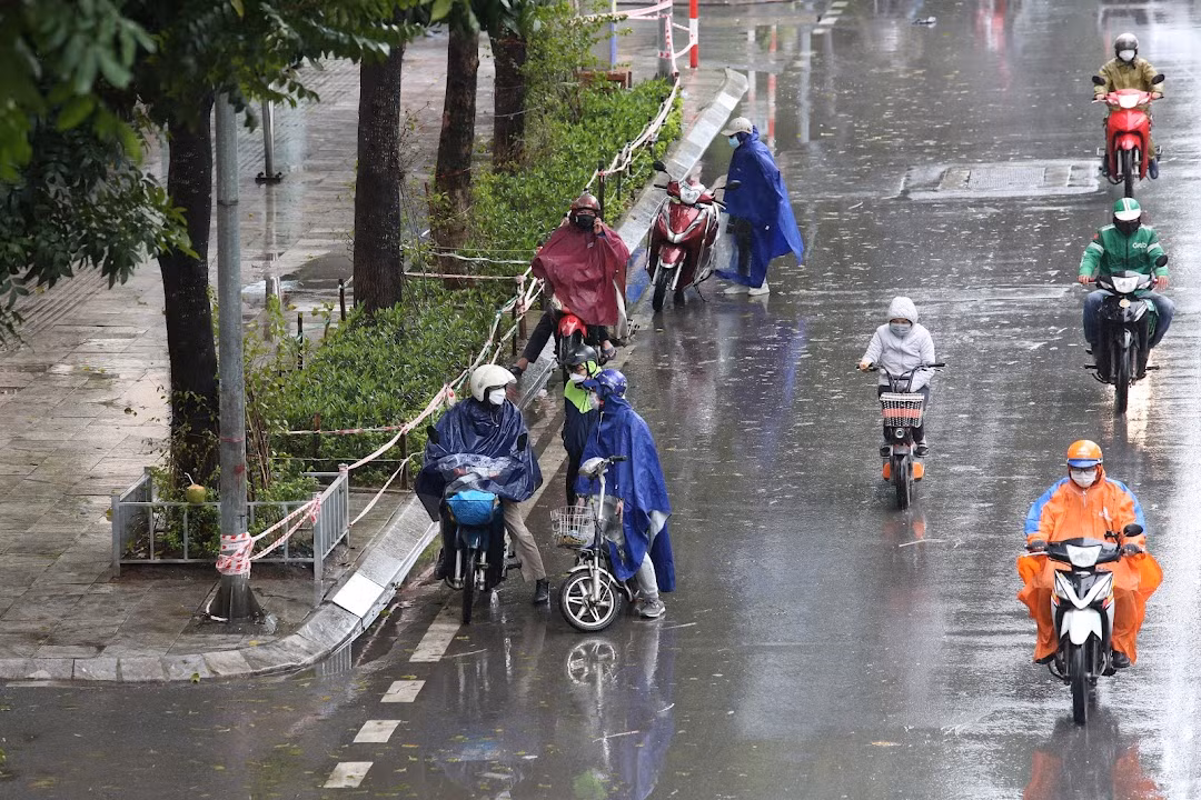 Mưa rét khiến việc tham gia giao thông của người dân gặp nhiều khó khăn.