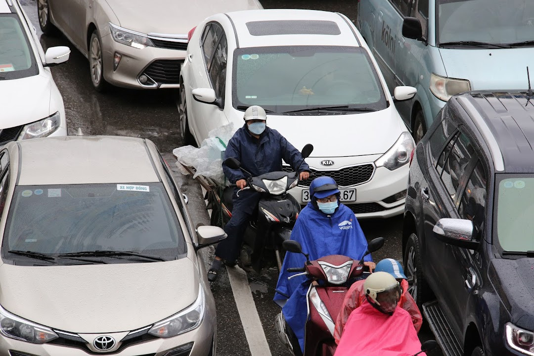 Ô tô là phương tiện chủ yếu xuất hiện ngoài đường trong những ngày mưa rét khắc nghiệt.