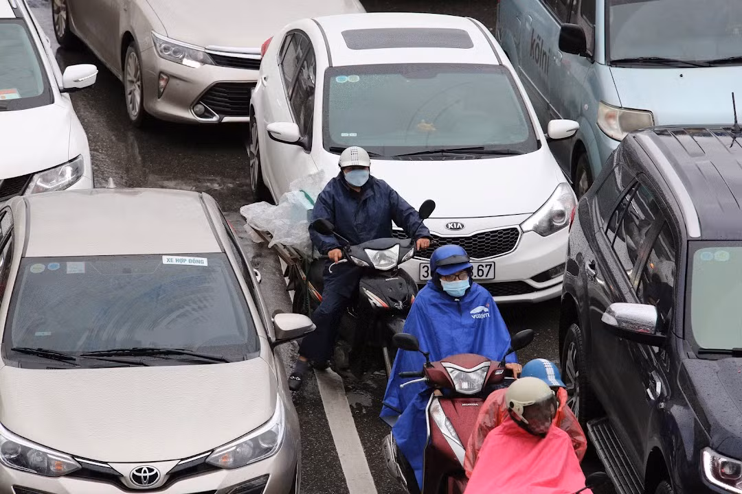 Ô tô là phương tiện chủ yếu xuất hiện ngoài đường trong những ngày mưa rét khắc nghiệt.