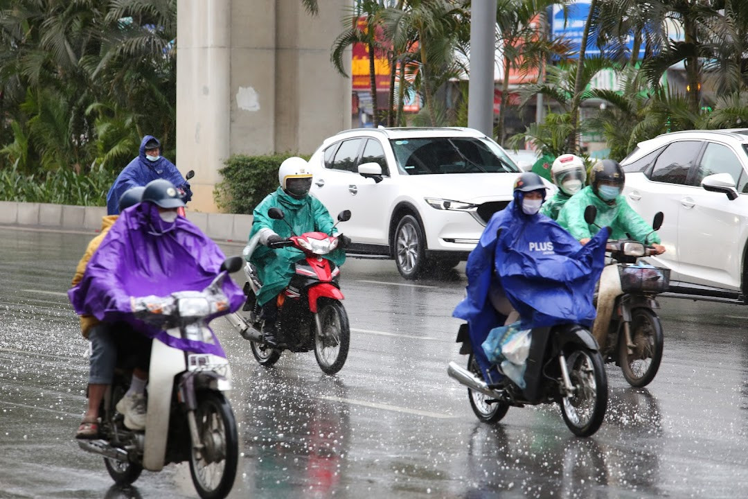 Không khí lạnh tràn về cùng với mưa kéo dài khiến nhiệt độ nhanh chóng giảm sâu.