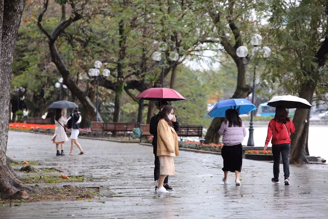 Có một số người vẫn tranh thủ ra đón không khí lạnh mới tràn về trước khi nhiệt độ giảm sâu hơn. Theo Trung tâm Dự báo Khí tượng Thuỷ văn TW, nhiệt độ sẽ giảm sâu nhất vào tối ngày 20/2 và tăng dần 1-2 độ mỗi ngày cho đến cuối tuần tới.