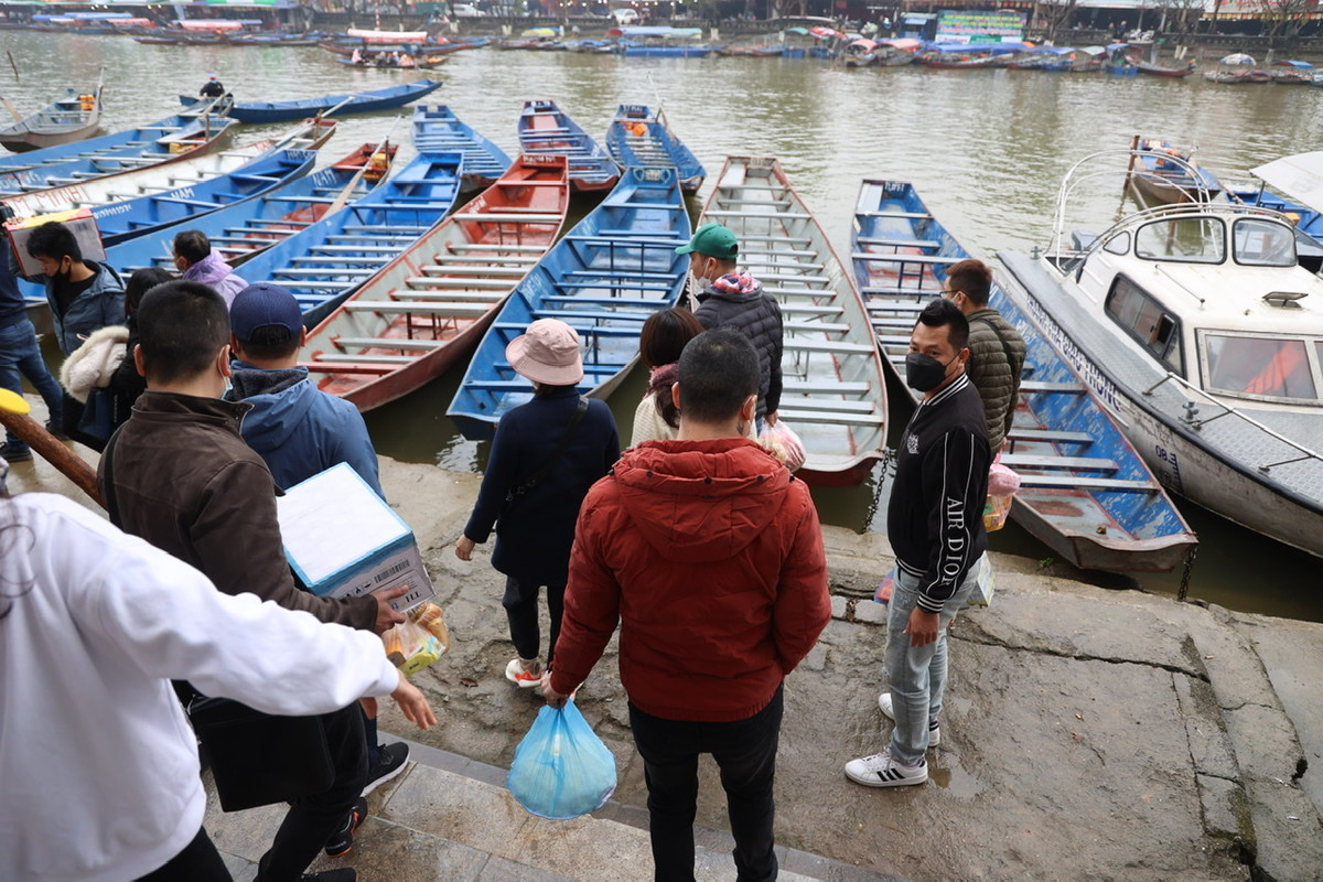Chua Huong mo ban ve som cho du khach: Pho Chu tich huyen noi gi?-Hinh-2