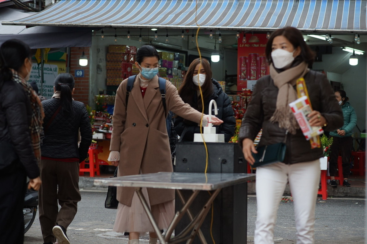 Theo thông báo, Phủ Tây Hồ mở cửa trong ngày thường từ 6h-18h, riêng ngày Rằm, Mùng 1 mở từ 6h-21h.