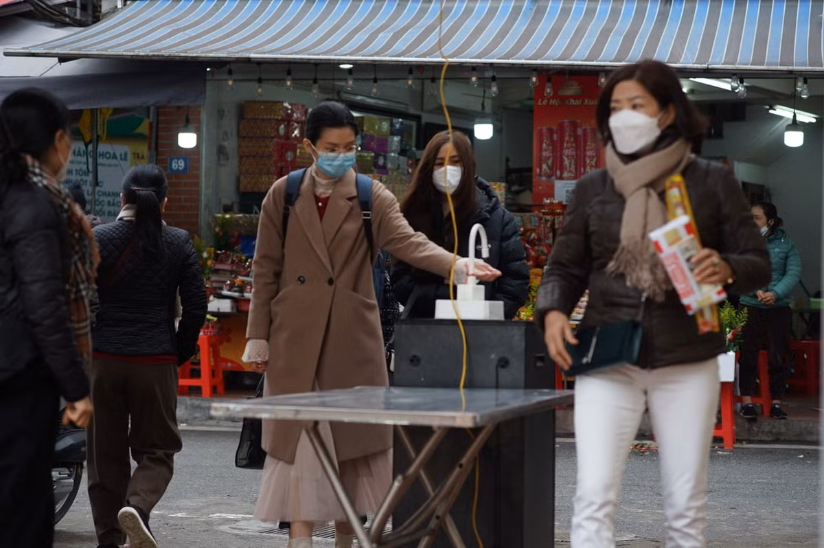 Theo thông báo, Phủ Tây Hồ mở cửa trong ngày thường từ 6h-18h, riêng ngày Rằm, Mùng 1 mở từ 6h-21h.