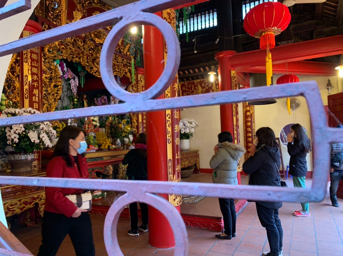 Do vắng vẻ nên người dân vẫn giữ đủ khoảng cách khi dâng lễ.