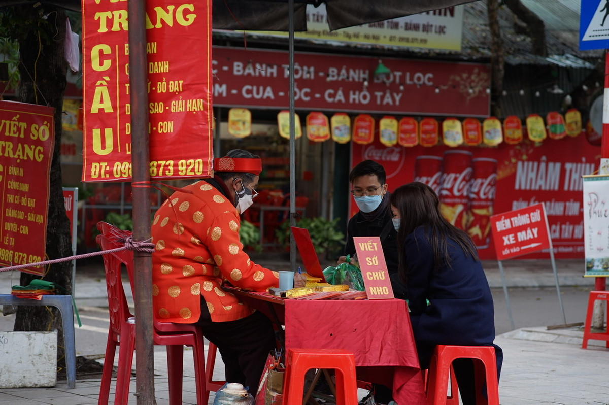 Ngay từ sáng sớm, người dân đã tới xin sớ, sắm sửa đồ để vào Phủ dâng lễ.